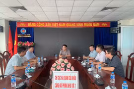 Đoàn công tác Tổng cục Hải quan đi kiểm tra, chỉ đạo khắc phục hậu quả của cơn bão số 3 tại Cục Hải quan Hải Phòng, Quảng Ninh và Hải đội Kiểm soát chống buôn lậu trên biển khu vực miền Bắc, Cục Điều tra chống buôn lậu (đóng tại địa bàn Quảng Ninh). (Ảnh: HQ/Vietnam+)