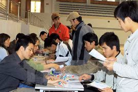 Tư vấn cho lao động đi làm việc ở nước ngoài. (Ảnh: TTXVN)