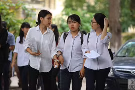 Các thí sinh khá căng thẳng vì hoàn thành bài thi tổ hợp với đề thi khá dài. (Ảnh: Minh Sơn/Vietnam+)