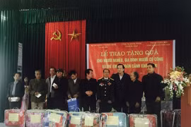 Bộ trưởng Bộ Lao động-Thương binh và Xã hội Đào Ngọc Dung tặng quà cho gia đình người có công.(Ảnh: PV/Vietnam+)