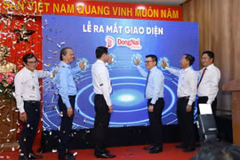 Các đại biểu thực hiện nghi thức ra mắt giao diện mới Báo Đồng Nai điện tử. (Ảnh: TTXVN phát)
