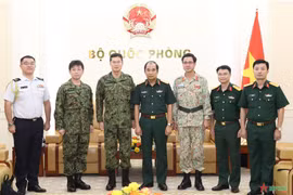 Thượng tướng Phùng Sĩ Tấn, Trung tướng Ueda Kazumasa và các đại biểu dự buổi tiếp. (Nguồn: Báo Quân đội Nhân dân)