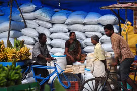 Một cửa hàng bán gạo tại Chennai, Ấn Độ. (Ảnh: AFP/TTXVN)
