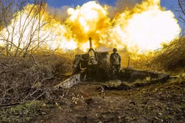 Binh sỹ Ukraine nã đạn pháo nhằm vào các mục tiêu của Nga ở ngoại ô Bakhmut. (Nguồn: AFP/TTXVN)