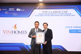 Ông Nguyễn Đức Quang, Phó Tổng Giám đốc Kinh Doanh & Marketing - Đại diện Vinhomes, nhận vinh danh và chứng nhận Top 3 Doanh nghiệp niêm yết có hoạt động IR tốt nhất 2023 ở hạng mục Nhà Đầu tư yêu thích nhất/Hoặc Định chế tài chính đánh giá cao nhất. (Ngu