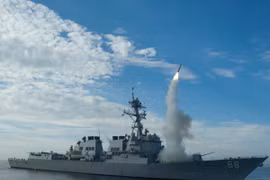 Tên lửa hành trình Tomahawk được phóng từ tàu khu trục USS Preble của Mỹ trên Thái Bình Dương. (Ảnh: AFP/TTXVN)