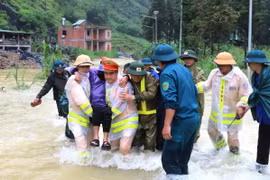 Xúc động những cán bộ y tế xuyên đêm giành sự sống cho nạn nhân vùng lũ