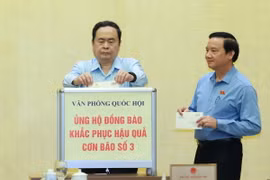 Chủ tịch Quốc hội Trần Thanh Mẫn và các đồng chí lãnh đạo Quốc hội quyên góp, ủng hộ đồng bào khắc phục hậu quả cơn bão số 3. (Ảnh: Thống Nhất/TTXVN)