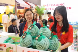 Bưởi da xanh của Việt Nam được giới thiệu tại hội chợ. (Ảnh: Xuân Vịnh/TTXVN )
