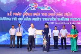 Đồng chí Vũ Việt Trang, Bí thư Đảng ủy, Tổng Giám đốc Thông tấn xã Việt Nam trao Bằng khen của Tổng Giám Đốc cho Ban Biên tập Tin trong nước. (Ảnh: Phương Hoa/TTXVN)