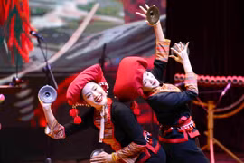 Tiết mục hát múa “Hồ... Hồ hà hề” của đồng bào dân tộc Dao trong chương trình. (Ảnh: Huỳnh Thảo/TTXVN)