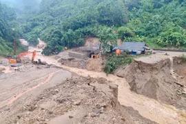 Mưa lớn gây nước cuốn trôi cống đang thi công tại tỉnh lộ 175, đoạn từ Mỏ Vàng đi An Lương, huyện Văn Yên. (Ảnh: TTXVN phát)