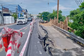 Hiện trường vụ sạt lở trên Quốc lộ 80, đoạn qua phường Thới Thuận, quận Thốt Nốt, thành phố Cần Thơ. (Ảnh: TTXVN phát)