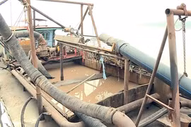 Một tàu khai thác cát trái phép. (Ảnh minh họa: TTXVN phát)