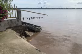 Tại hiện trường vụ sạt lở xuất hiện các vết nứt dài, tiềm ẩn nguy cơ sạt lở rất cao trong thời gian tới. (Ảnh: TTXVN phát)