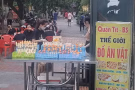 Quán xiên nướng gần khu vực trường Đại học Mở. (Ảnh: Phương Anh/TTXVN)