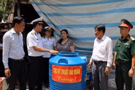 Trao tặng bồn chứa nước cho người dân bị ảnh hưởng hạn mặn tại xã Thiện Mỹ, huyện Trà Ôn, tỉnh Vĩnh Long. (Ảnh: Phạm Minh Tuấn/TTXVN)