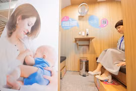Khách trải nghiệm phòng nuôi con bằng sữa mẹ tại sân bay quốc tế Đà Nẵng. (Ảnh: Minh Quyết/TTXVN)