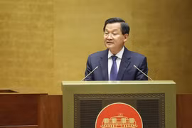 Phó Thủ tướng Lê Minh Khái, thừa ủy quyền của Thủ tướng Chính phủ trình bày Báo cáo đánh giá bổ sung kết quả thực hiện kế hoạch phát triển kinh tế-xã hội và ngân sách nhà nước năm 2023; tình hình thực hiện kế hoạch phát triển kinh tế-xã hội và ngân sách nhà nước những tháng đầu năm 2024. (Ảnh: TTXVN)