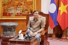 Ông Nguyễn Bá Hùng, Đại sứ Việt Nam tại Lào trả lời phóng viên báo chí nhân dịp kỷ niệm 70 năm Chiến thắng Điện Biên Phủ. (Ảnh: Đỗ Bá Thành/TTXVN)