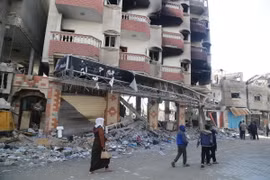 Các tòa nhà bị phá hủy sau cuộc không kích của Israel xuống Dải Gaza ngày 19/1. (Ảnh: THX/TTXVN)