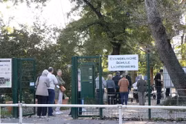 Cử tri Đức xếp hàng chờ bỏ phiếu tại một điểm bỏ phiếu ở quận Lichtenberg, Berlin. (Ảnh: Nhóm PV TTXVN tại Berlin)