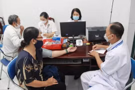 Người dân thành phố Nha Trang khám bệnh tại Trạm Y tế phường Phương Sài, thành phố Nha Trang. (Ảnh: Phan Sáu/TTXVN)