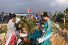 Cán bộ, chiến sỹ và nhân dân đảo Song Tử Tây tích cực hưởng ứng Tết trồng cây. (Ảnh: TTXVN phát)