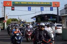 Người dân qua phà Cát Lái trở về Thành phố Hồ Chí Minh trong chiều mùng 5 Tết. (Ảnh: Tiến Lực/TTXVN)