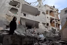 Một tòa nhà bị phá hủy sau cuộc không kích của Israel xuống thành phố Rafah, Dải Gaza. (Ảnh: THX/TTXVN)