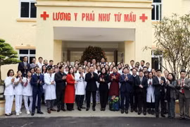 Chủ tịch nước Võ Văn Thưởng với các thầy thuốc của Trạm Y tế xã Thanh Phong, huyện Thanh Liêm. (Ảnh: Thống Nhất/TTXVN)