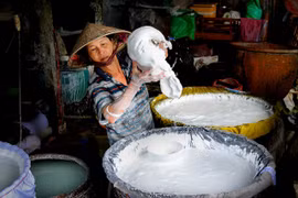 Sản xuất bột gạo ở thành phố Sa Đéc. (Nguồn: Báo Đồng Tháp)