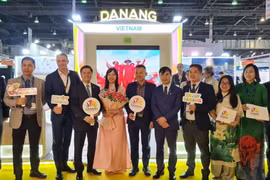 Đại sứ Việt Nam tại Ấn Độ Nguyễn Thanh Hải chụp ảnh lưu niệm với đoàn Sở Du lịch thành phố Đà Nẵng và các đối tác. (Ảnh: Ngọc Thúy/TTXVN)