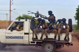 Binh sỹ Burkina Faso tuần tra tại Ouahigouya. (Ảnh: AFP/TTXVN)