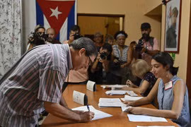 Ngoại trưởng Cuba Bruno Rodriguez (trái) tại điểm bầu cử Quốc hội ở La Habana ngày 26/3/2023. (Nguồn: AFP/TTXVN)