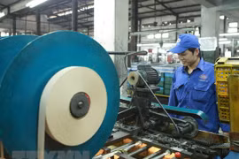 Sản xuất pin tại Công ty Cổ phần Pin Hà Nội (Tập đoàn Hóa chất Việt Nam). (Ảnh: Hoàng Hùng/TTXVN) 