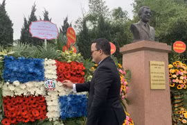 Đại sứ Cộng hòa Dominicana tại Việt Nam, Jaime Yorquis Francisco Rodríguez đặt vòng hoa trước tượng đài Tổng thống Dominicana Juan Bosch tháng 3/2022. (Nguồn: Vietnam+) 