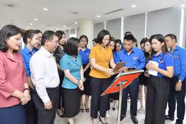 Tổng Giám đốc Thông tấn xã Việt Nam Vũ Việt Trang xem thông tin giới thiệu các Khu Di tích của TTXVN được tích hợp sẵn trong mã QR. (Ảnh: Minh Đức/TTXVN) 