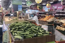 Nhân viên siêu thị tại Thành phố Hồ Chí Minh liên tục cung ứng hàng hóa lên quầy, kệ. (Ảnh: Mỹ Phương/TTXVN) 