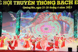 Chương trình nghệ thuật sử thi Bạch Đằng Bản hùng ca của dân tộc. (Ảnh: Thanh Vân/TTXVN)