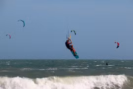 Du khách quốc tế chơi lướt ván diều trên biển Mũi Né-Bình Thuận. (Ảnh: Hồng Hiếu/TTXVN) 