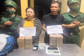 Hai đối tượng Đức và Tuyết cùng tang vật. (Nguồn: Công an tỉnh Kon Tum) 