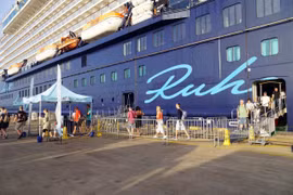 Tàu du lịch quốc tế MEIN SCHIFF 5 chở 2.370 du khách quốc tế đã cập cảng SP-PSA tại thị xã Phú Mỹ, tỉnh Bà Rịa-Vũng Tàu. (Ảnh: Đoàn Mạnh Dương/TTXVN) 