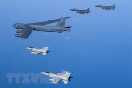Máy bay ném bom chiến lược B-52H (giữa) của Mỹ cùng máy bay chiến đấu F-15K và KF-16 của Hàn Quốc tham gia cuộc tập trận ngày 6/3/2023. (Ảnh: Yonhap/TTXVN) 
