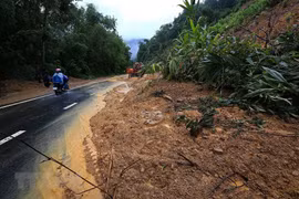 Điểm sạt lở trên tuyến đường tỉnh 433 thành phố Hòa Bình, tỉnh Hòa Bình, đi huyện Đà Bắc. (Ảnh: Trọng Đạt/TTXVN) 