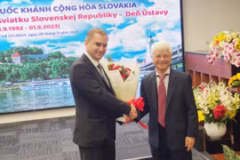 Chủ tịch Hội Hữu nghị Việt Nam-Slovakia Thành phố Hồ Chí Minh Bùi Quang Hải tặng hoa Tham tán Kinh tế, Phó Đại sứ Cộng hòa Slovakia tại Việt Nam Marian Veres. 