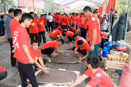 Các đội làm pháo đất. (Ảnh: Mạnh Tú/TTXVN)