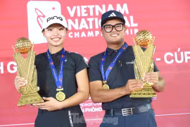 Hai nhà vô địch Lê Chúc An và Nguyễn Nhất Long tại lễ trao Giải Golf Quốc gia 2023 cúp Vinfast . (Nguồn: Báo Tiền phong) 