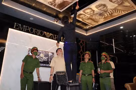 Kiểm tra hệ thống điện tại một cơ sở kinh doanh karaoke. (Ảnh: TTXVN phát)
