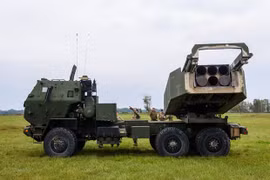 Hệ thống Rocket Đa nòng Cơ động cao (HIMARS) nằm trong gói viện trợ quân sự của Mỹ cho Ukraine. (Nguồn: AFP/TTXVN)
